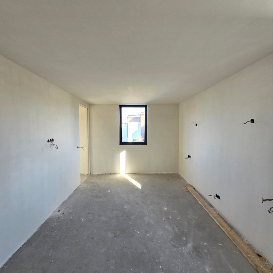 Empty room with smoothly plastered ceiling and walls