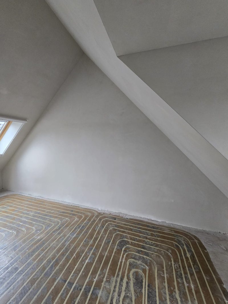 Zolder met schuine kap, dakraam en vloerverwarming in de vloer, kap en wand glad gestuct
