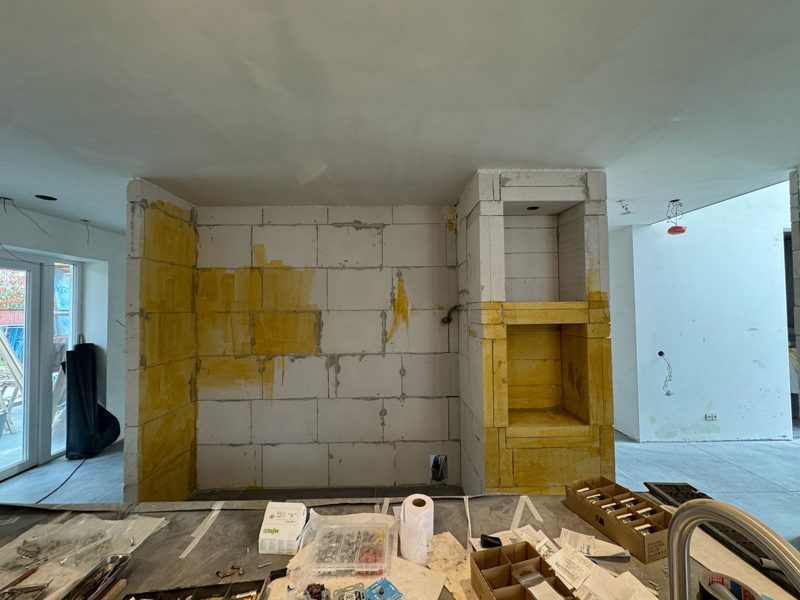 Voor: ombouw met twee kastnissen van kale blokken in een woonkamer